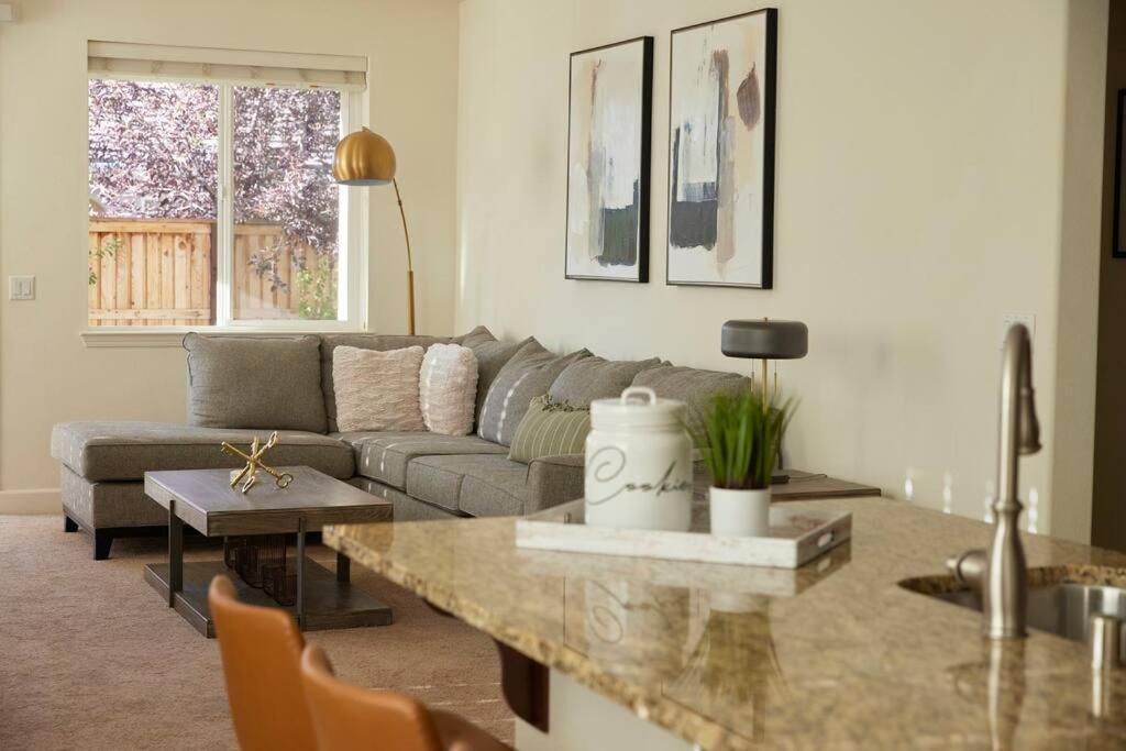 New Upscale House, Tahoe 30-Min W/ Cal King Reno Extérieur photo